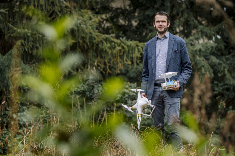 Kolja Neitzel mit seinem Quadrokopter