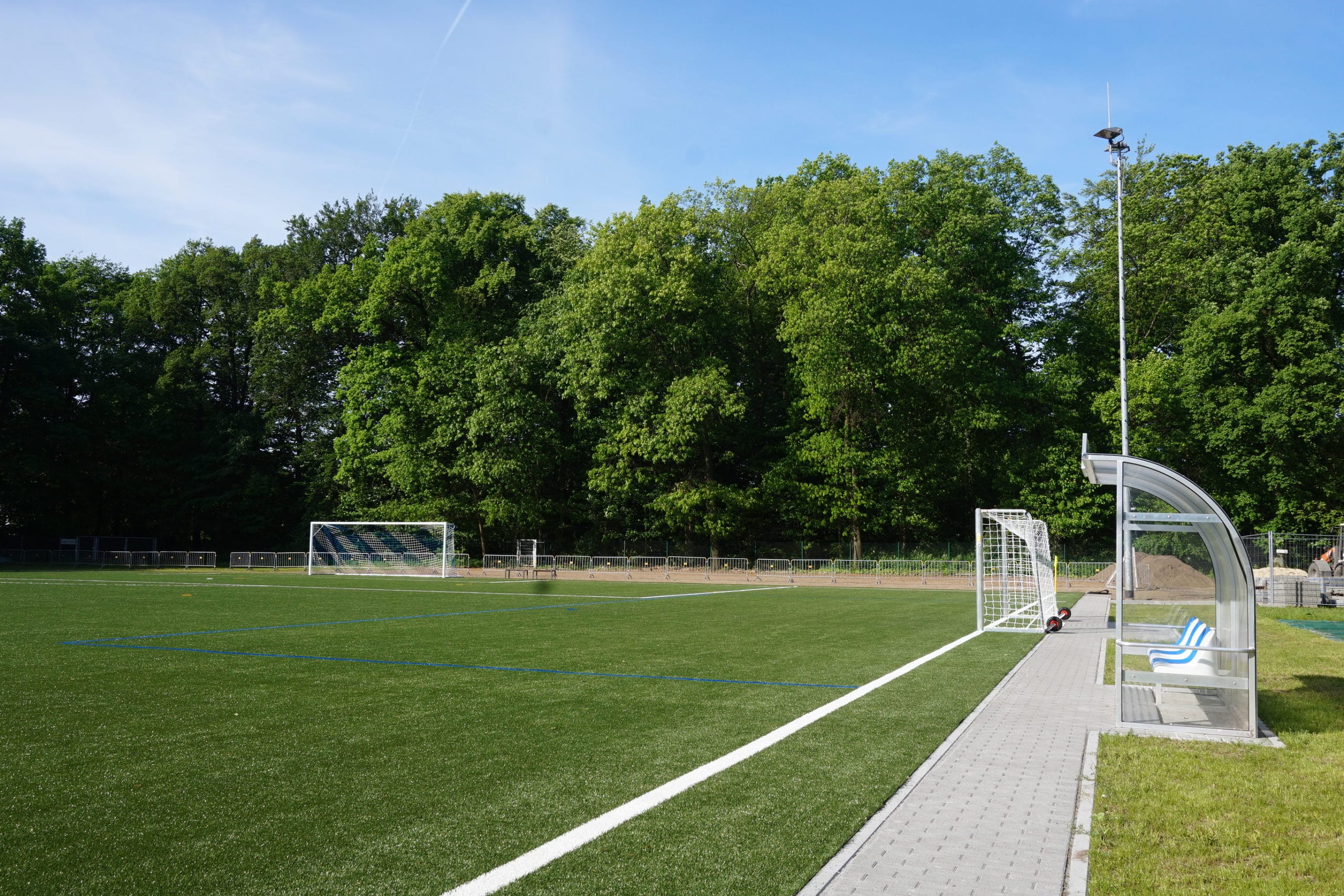 Sportanlage Nachtflügelweg in Dresden, Niederschlagswasser wird gesammelt und zur Beregnung eines Rasenplatzes verwendet