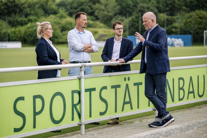 Joachim Weitzel mit Mitarbeitern