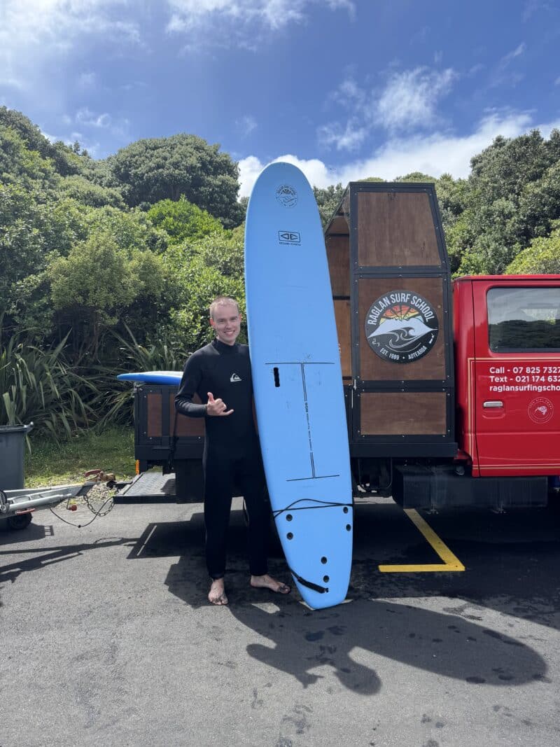 Simon Germer mit Surfbrett