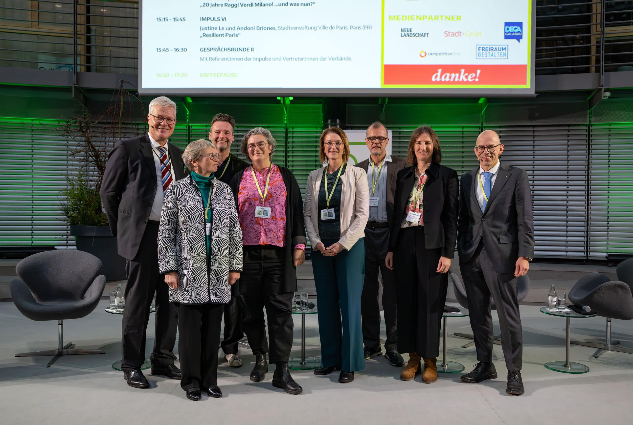 V. l. n. r.: Philipp Sattler, Prof. Bettina Oppermann, Präsidentin Deutsche Gesellschaft für Gartenkunst und Landschaftskultur e. V. (DGGL), Prof. Stephan Lenzen, Präsident Bund Deutscher Landschaftsarchitekt:innen (bdla), Prof. Antje Stokman, Hafencity-Universität Hamburg, Susanne Linnebach, Emschergenossenschaft / Lippeverband, Dr. Fabian Dosch und Stephanie Haury, Bundesinstitut für Bau-, Stadt- und Raumforschung (BBSR), Markus Guhl, Hauptgeschäftsführer Bund deutscher Baumschulen (BdB) e. V.
