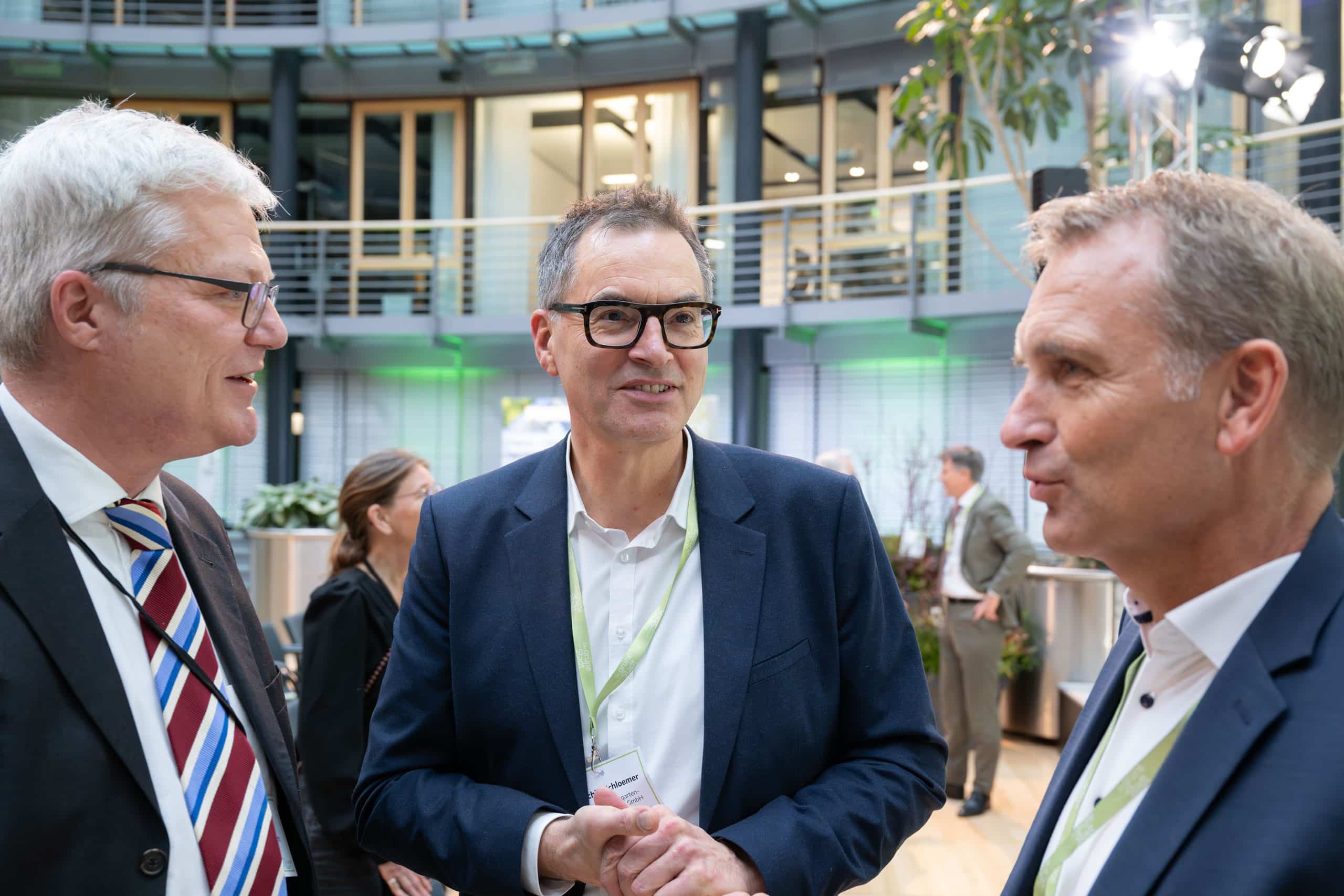 Philipp Sattler im Gespräch mit Dr. Achim Schloemer (M.), Geschäftsführer Deutsche Bundesgartenschau-Gesellschaft mbH (DBG), und Jens Spanjer (r.), Vorstandsvorsitzender Stiftung Die grüne Stadt.